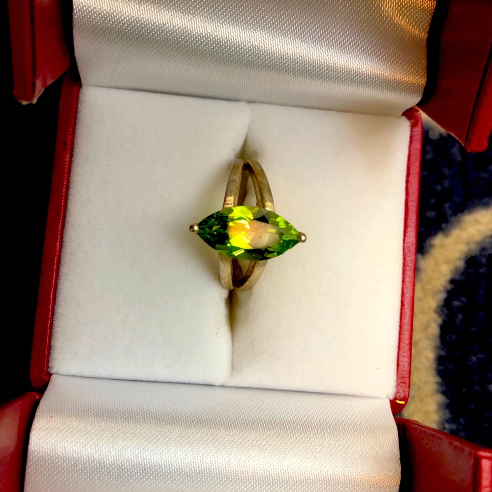 Sterling silver and genuine peridot ring. - Picture 2 of 5